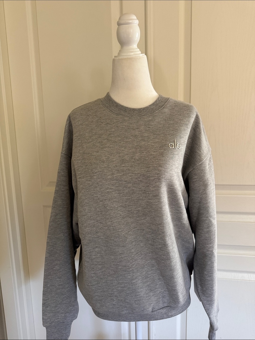 NWT. ALO Yoga Accolade Crewneck Sweatshirt in Heather Gray Size XS